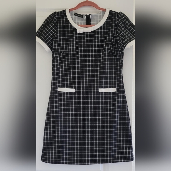 Zara dress, elegant, with pockets, black with white stripes, has a little bow. - Picture 1 of 5